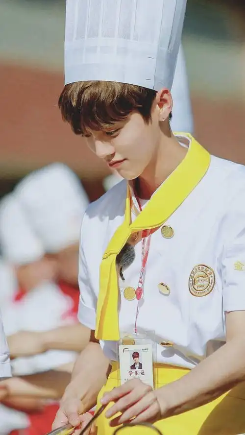 简单的校服鹿晗穿出不凡气质 真的很校草鹿了