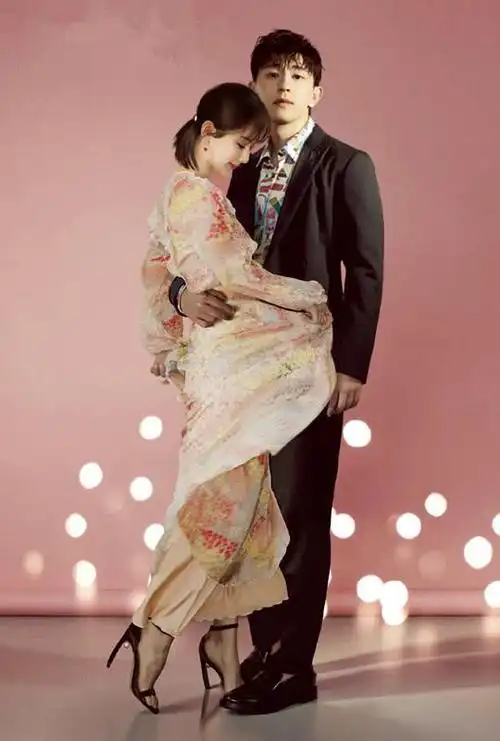 杨紫不再刻意与邓伦避嫌最新机场私服dl字母成亮点