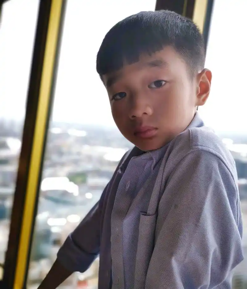 杨威晒儿子杨阳洋近照,9岁的杨阳洋下巴长痘痘进入青春期啦