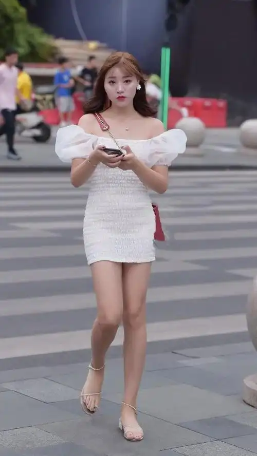 路人街拍靓女皮肤白皙拥有漂亮锁骨仙气十足