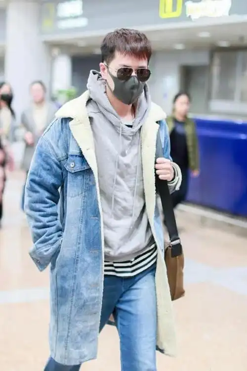 男明星出席完金鸡奖现身,穿牛仔羊羔大衣搭卫衣,哪像有36岁