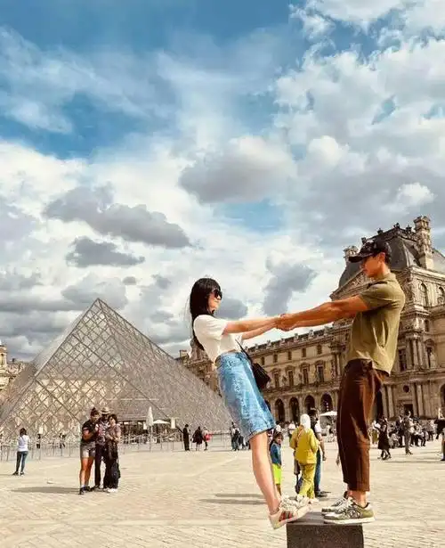 吴尊晒全家巴黎游玩照女儿neinei墨镜皮衣很酷飒