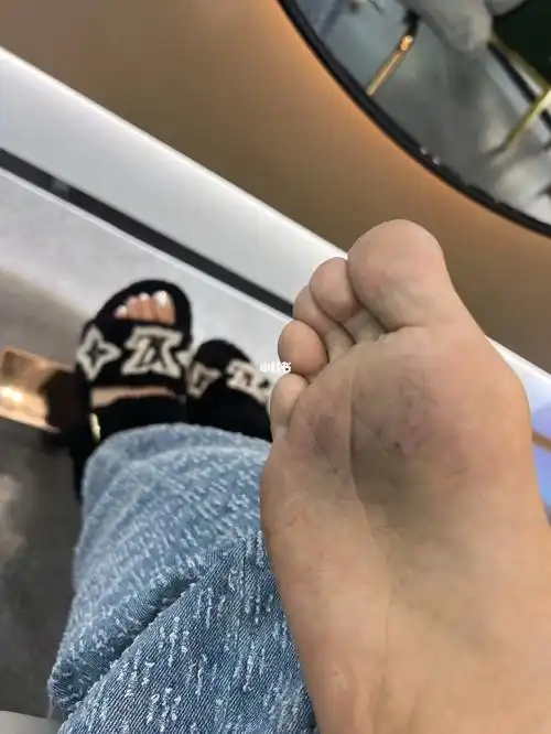 也行这把脚底06染成黑色怎么搓都洗不干净还不如一双几百的羊毛拖靠