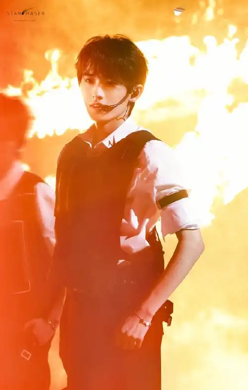 97@时代少年团-宋亚轩#不设限毕业礼##时代少年团舞台真的燃起来了