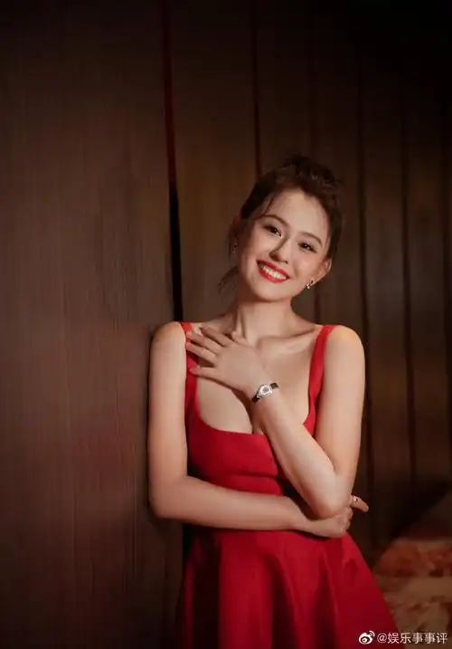 热依扎吊带红裙造型