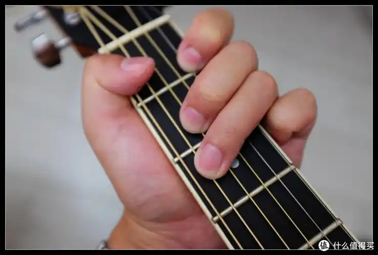 可以听一下c和弦的声音,注意分别用拇指指肚和指甲弹奏声音的区别,你
