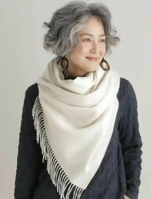 女人过了60岁,发型选这3种"贵妇卷"才显气质,有白发更高级