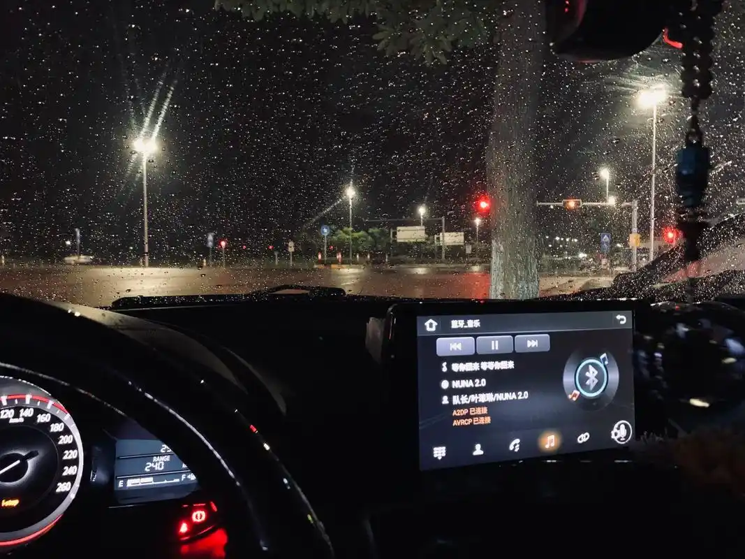 喜欢下雨天一个人待在车里的感觉 是孤独 也是自由 - 抖音