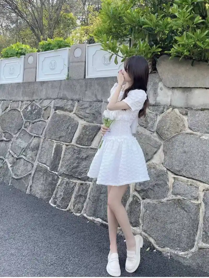 白色连衣裙配什么鞋子好看 白色连衣裙怎么搭配好看_look_厚底_裙子