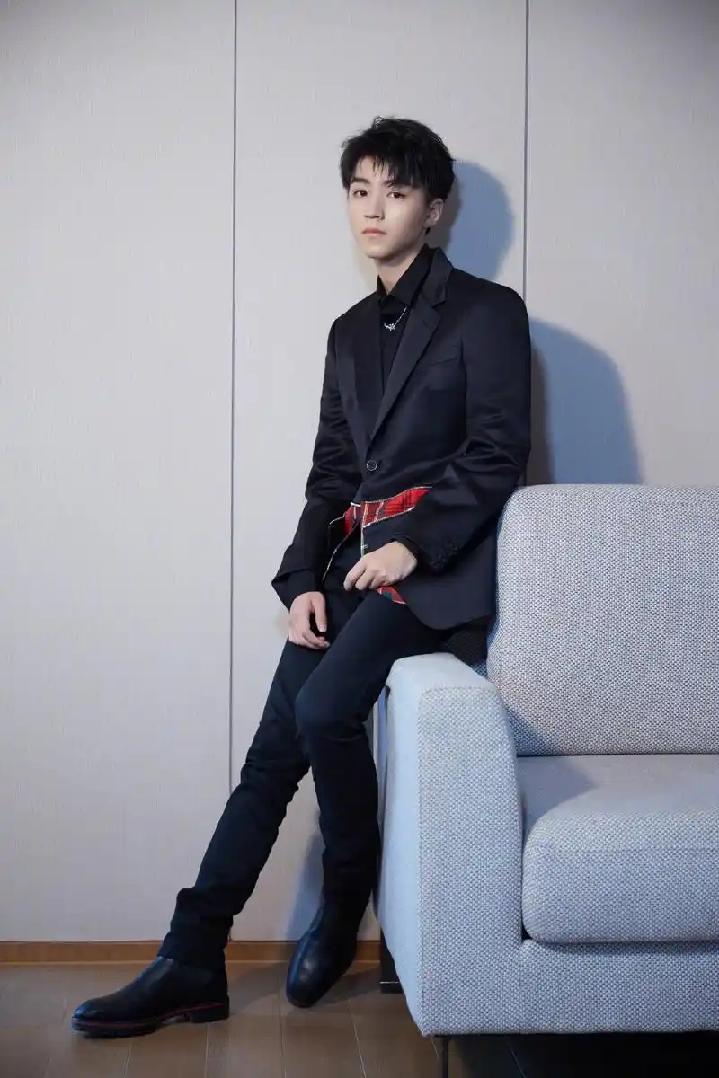 王俊凯身穿帅气西装的舞台凯,浑身都闪耀着光芒,认真对待每一次舞台