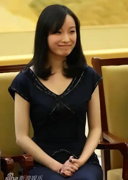 靠腿出圈的"花瓶"女星,这次一丝不露,却碾压热搜_倪妮_张律_电影