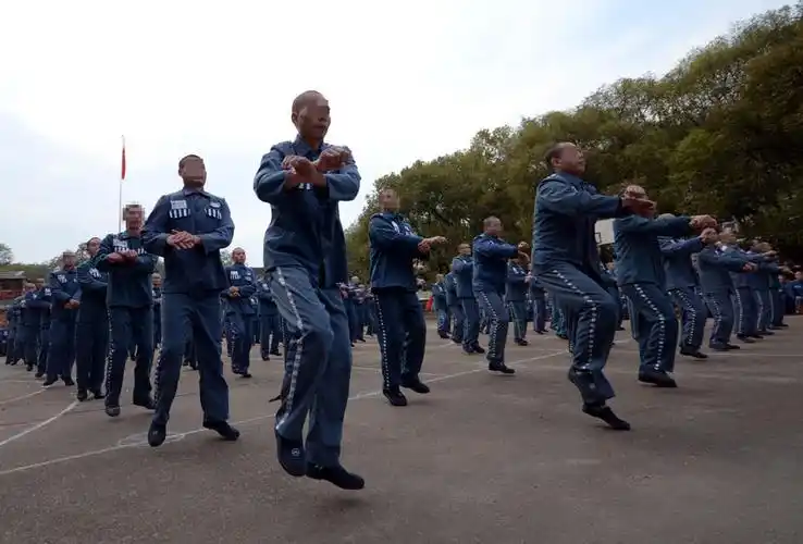 江西一监狱600余名服刑人员跳广场舞 (3/8)