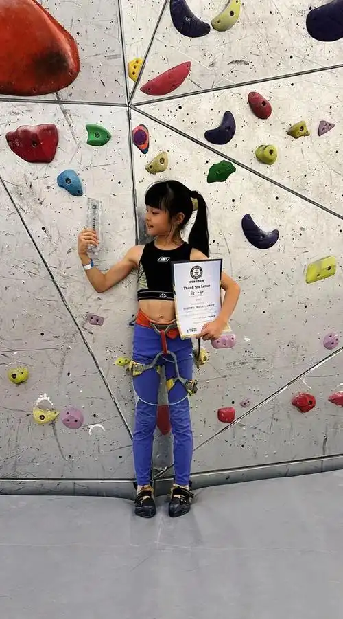 妈妈变闺蜜长沙8岁女孩练出8块腹肌亲子攀岩搭子的日常好快乐