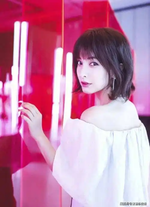 吴昕饱满性感韵味十足