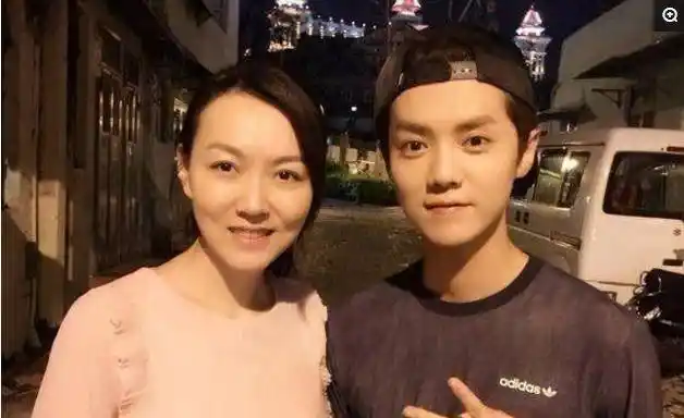 的父亲名叫鹿兆许,是一名军人,曾经是总后勤部基建营房部环科局副局长