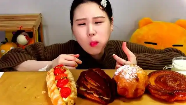 韩国大胃王卡妹,吃各种面包甜点,大口吃得真享受