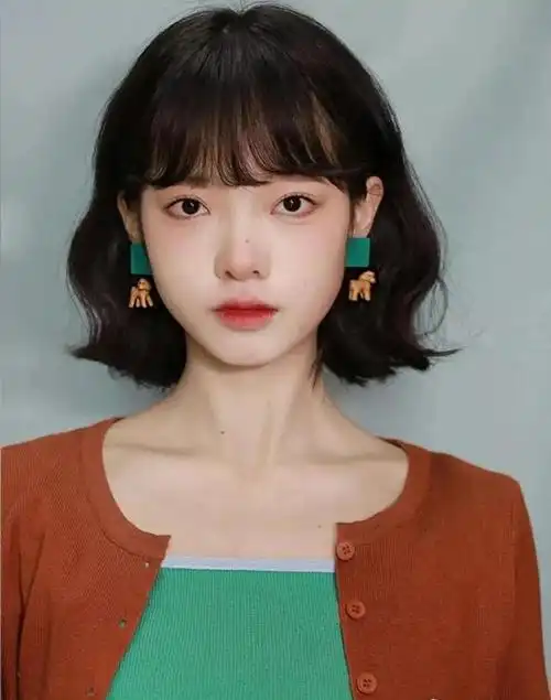 2022短发烫发发型图片女减龄 超级显脸小的短发造型