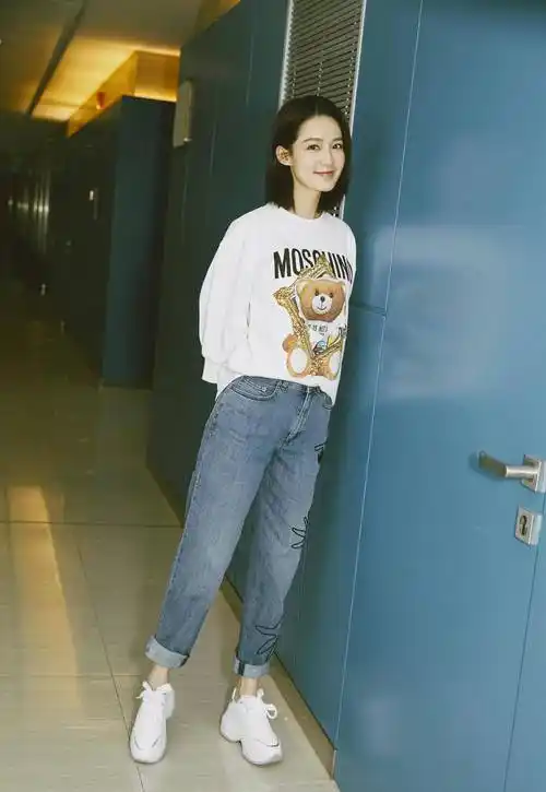 原创李沁真会穿一件紫色衬衫搭配配牛仔裤街拍清新甜美温柔又时髦