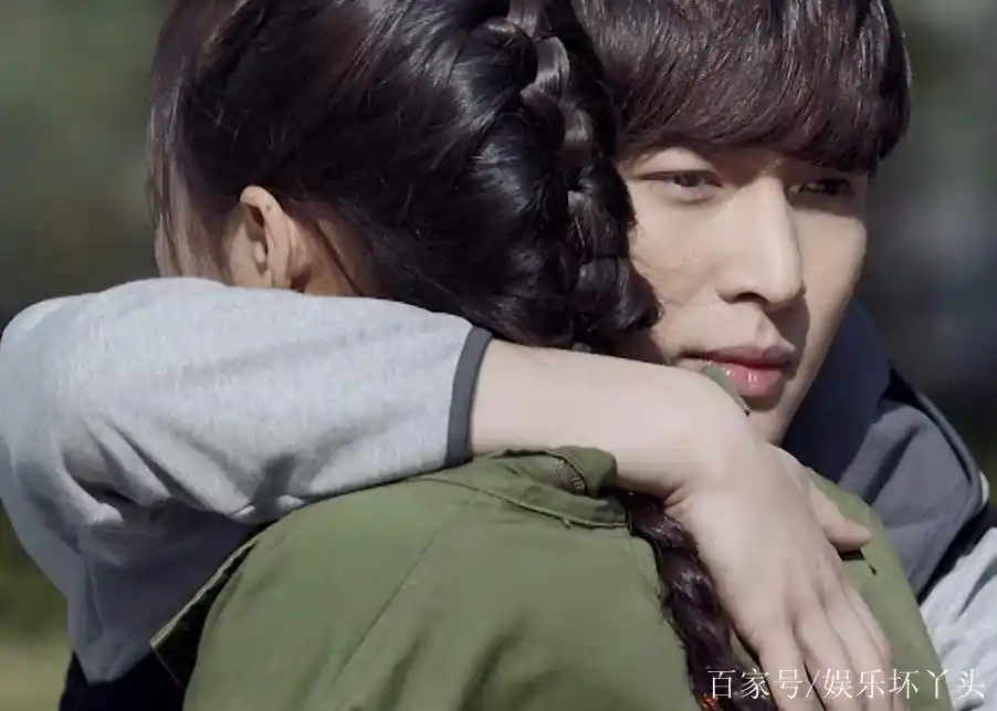 4个抱过关晓彤的男明星:图1抱得很用力,最后一张简直甜炸了!