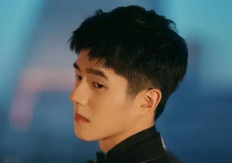 "小奶狗"刘昊然最爱梳黑色短碎发清爽阳光 引领95后发型潮流 - 流行