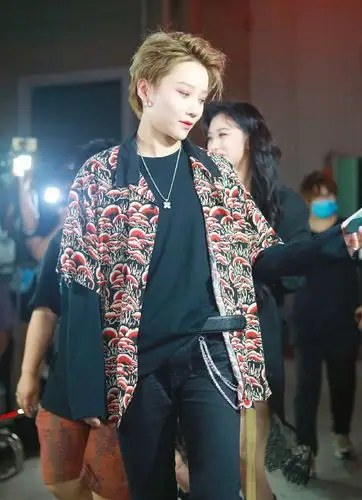 想要走中性风路线的女生,不妨看看刘雨昕陆柯燃的穿搭,又a又飒