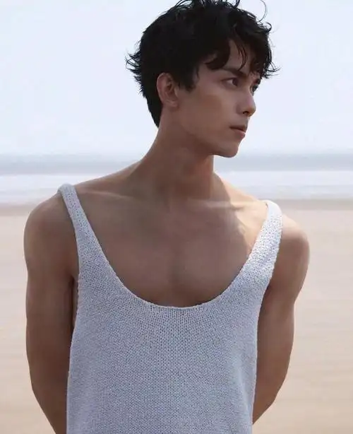 吴磊越来越有男人味!拍写真大秀肌肉线条,卷发好似混血英伦范