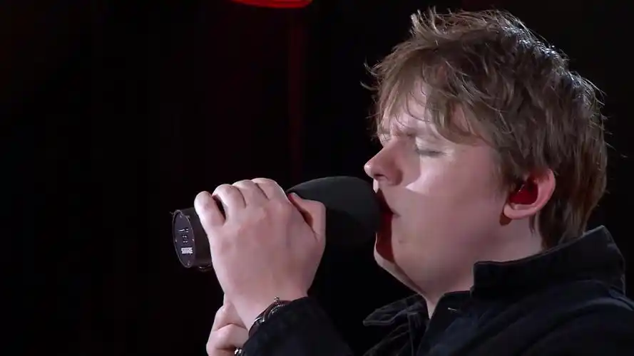 lewis capaldi - hold me while you wait (bbc radio 1 live lounge)
