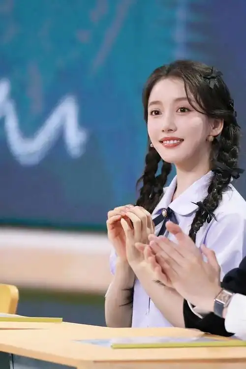 姜贞羽甜美舞台造型双马尾可爱少女带来精彩舞台