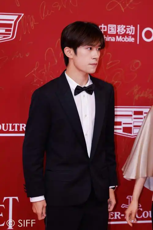 一身西装,显露与以往不同的成熟气质.#易烊千玺 评委