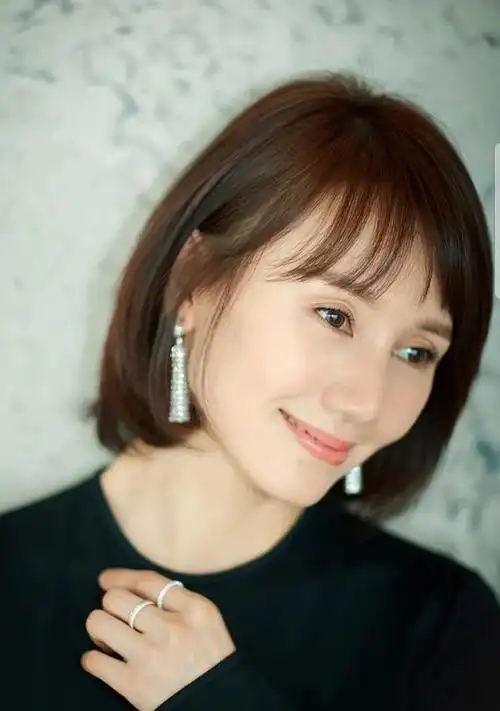 女人上了年纪后,尽量远离"5款发型",大妈感十足,还显没气质