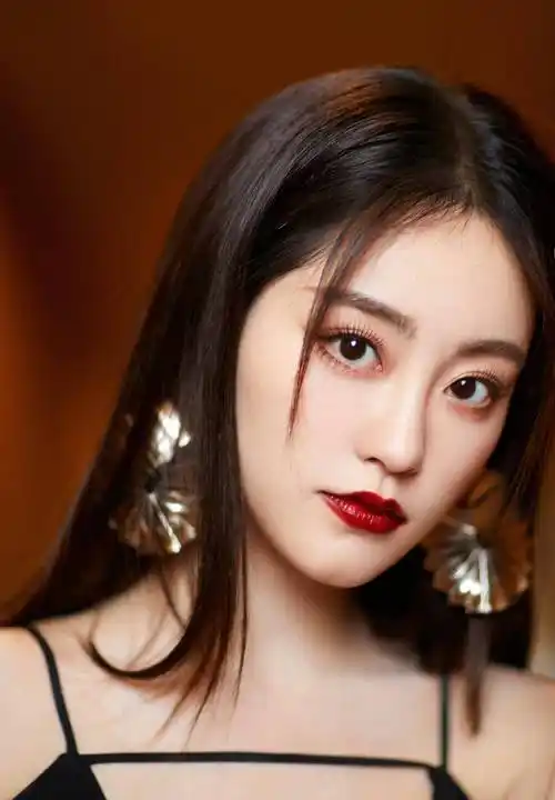 祝绪丹身穿黑色吊带高跟鞋,尽显迷人魅力!_皮肤_身材_时尚