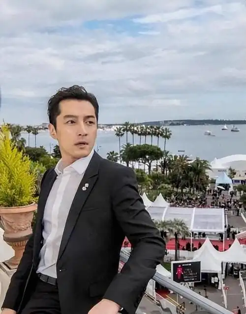 曝光41岁胡歌现状,胡子拉碴满脸沧桑,深夜发文疑似想退出娱乐圈