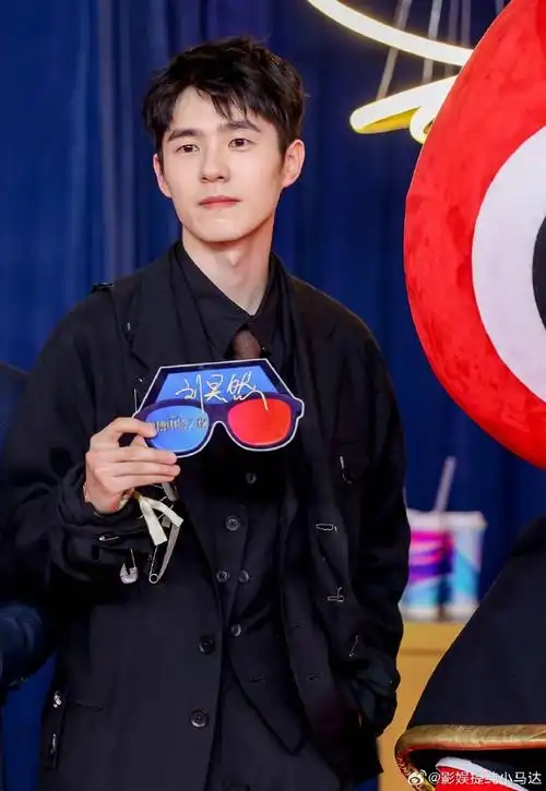 刘昊然的颜～～到底谁懂呀啊啊啊啊啊他真的好酷,笑起来又不失儒雅