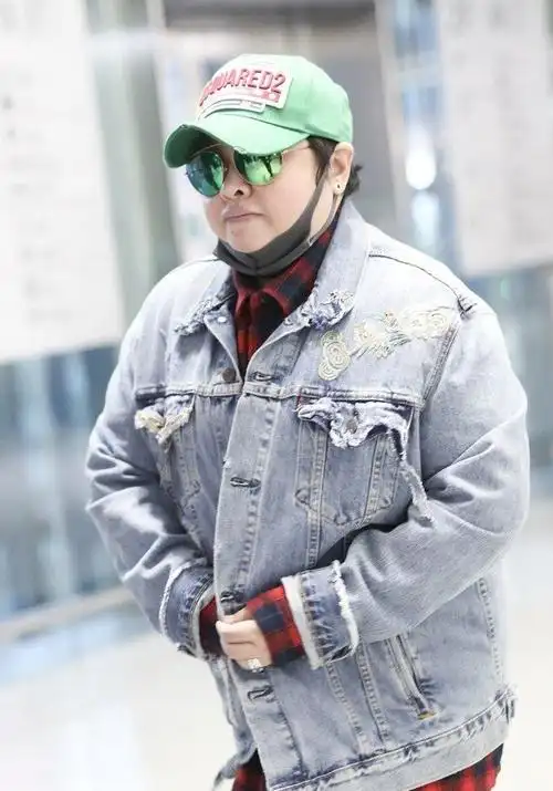 原创韩红"大码"身材依旧时尚,牛仔夹克叠穿衬衫,绿色帽子精致有型