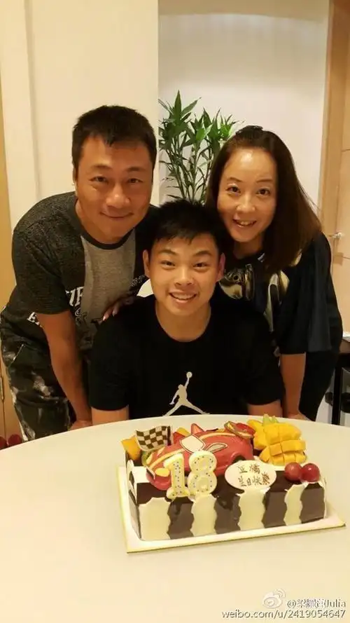 tvb绿叶定居内地买15万国产车看到黎耀祥买40万电车直言他有钱