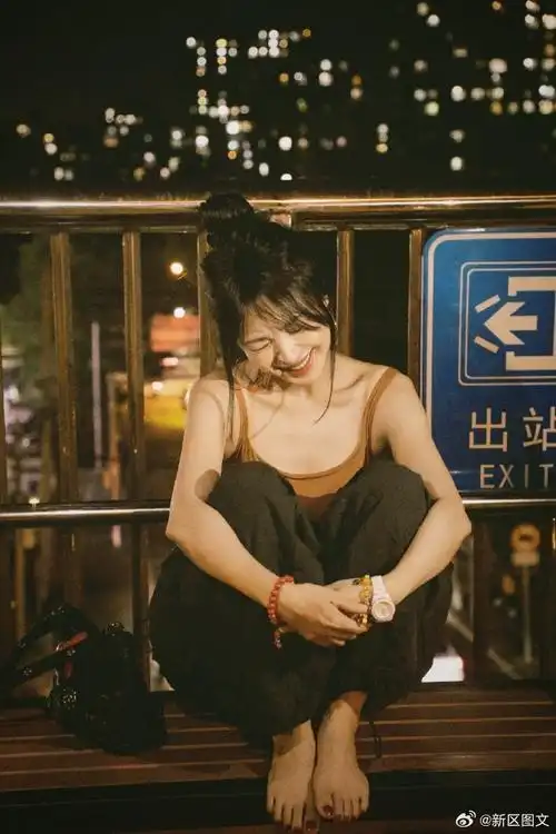 李菲儿静谧时刻##李菲儿深u背心