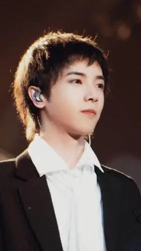 华晨宇深夜晒出13届快男合照,满满的回忆和感动