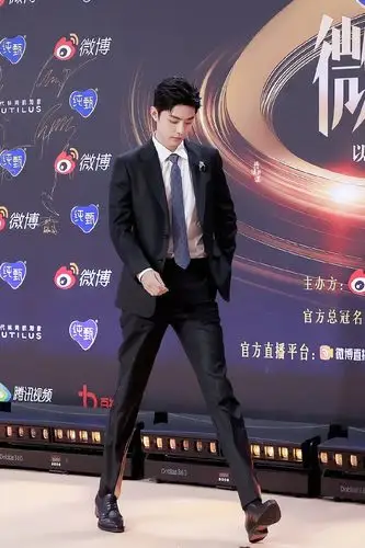 肖战大长腿帅哥身材比例绝