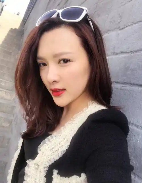 原创乡爱王香秀近照模样大变认不出下巴超尖显脸僵嘴巴神似金晨