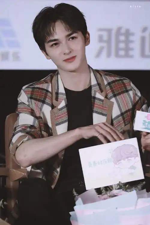 青春的花路发布会朱正廷淡定认领随缘担当