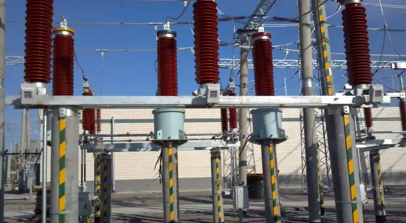 之间的雷电流分布如下:50%左右的雷电流通过外部防雷装置泄漏到地面