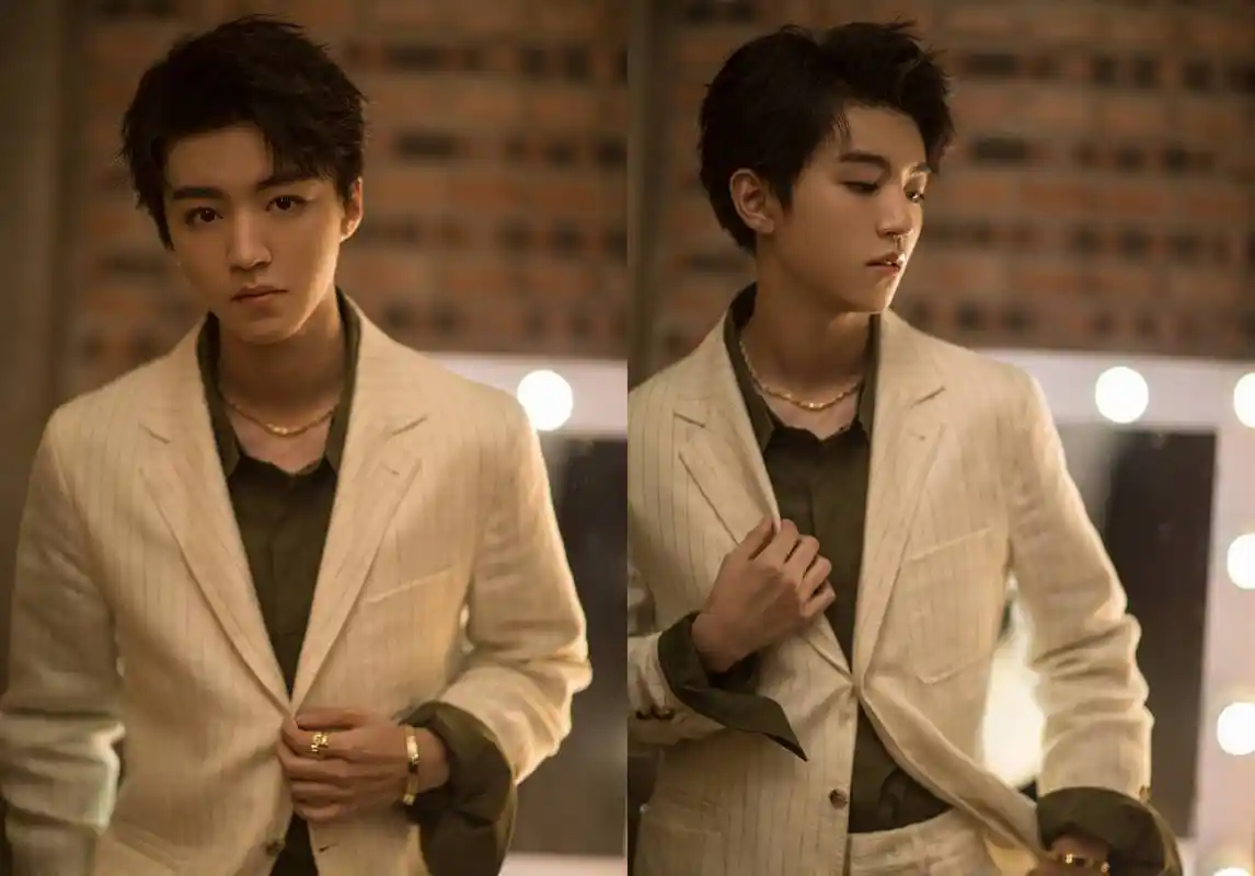 但其实王俊凯笑起来可可爱了,两颗小虎牙简直就是萌翻了好吗,与杂志