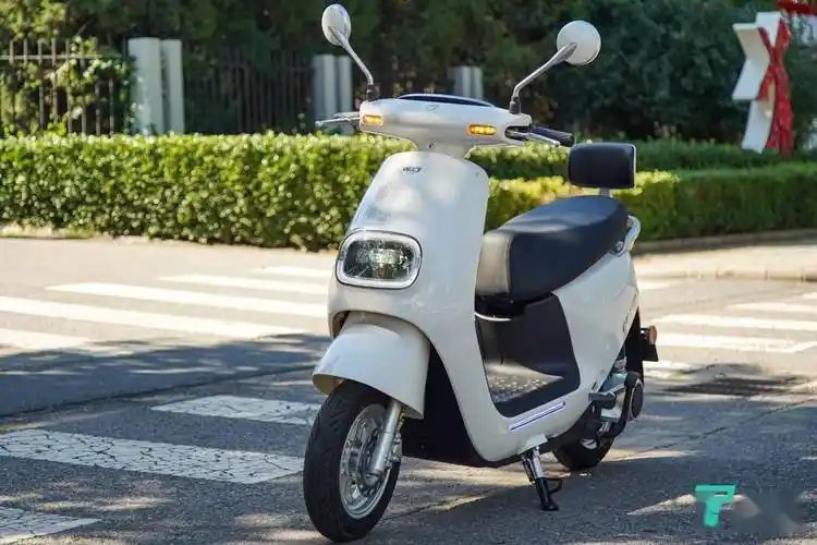 雅迪冠能m8骑行体验:加速/制动都果断,更适合中长距离出行的轻便电摩