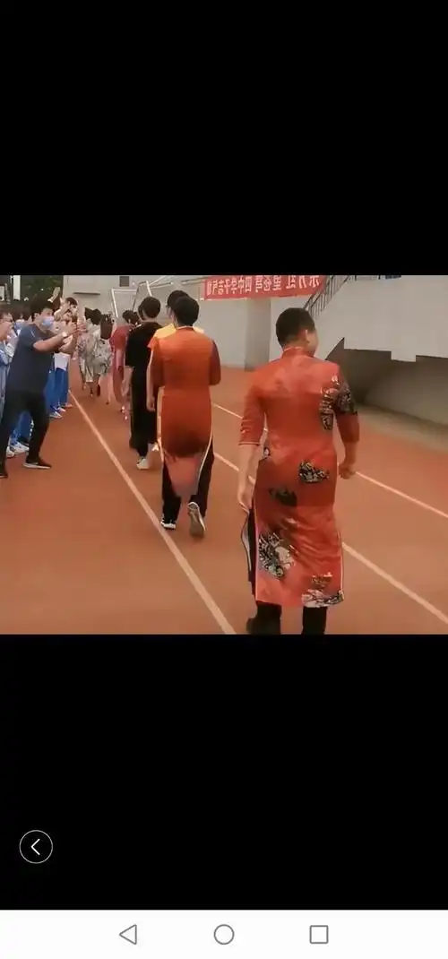 穿旗袍的男教师