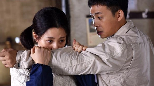 在电视剧《鸡毛飞上天》中张译和殷桃是何关系?