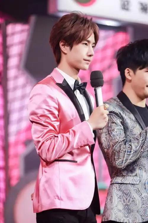 甜甜的那年今日| 穿粉色西装的小王子活力跳舞 顺毛录制《天天向上》