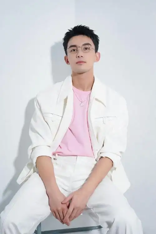 派丽蒙品牌代言人吴磊##吴磊银丝眼镜苏感##吴磊戴眼镜##吴磊与眼镜