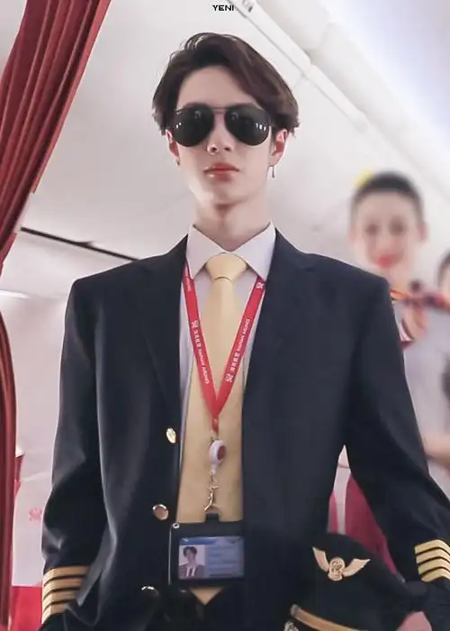 天天向上 截修 「让人心动的王机长」 @uniq-王一博 676767cr