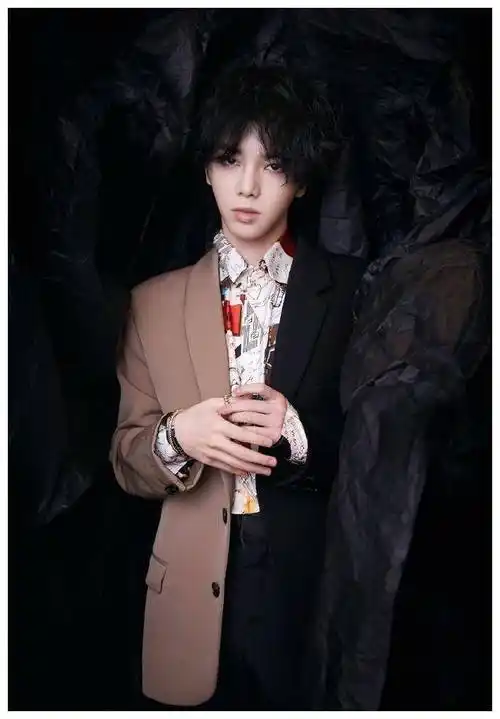 华晨宇的穿搭,穿衣风格个性独特,半个娱乐圈都模仿不来!