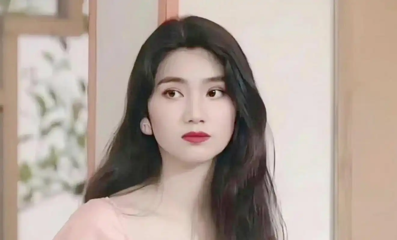 洪欣年轻时的浓眉大眼港风女神!